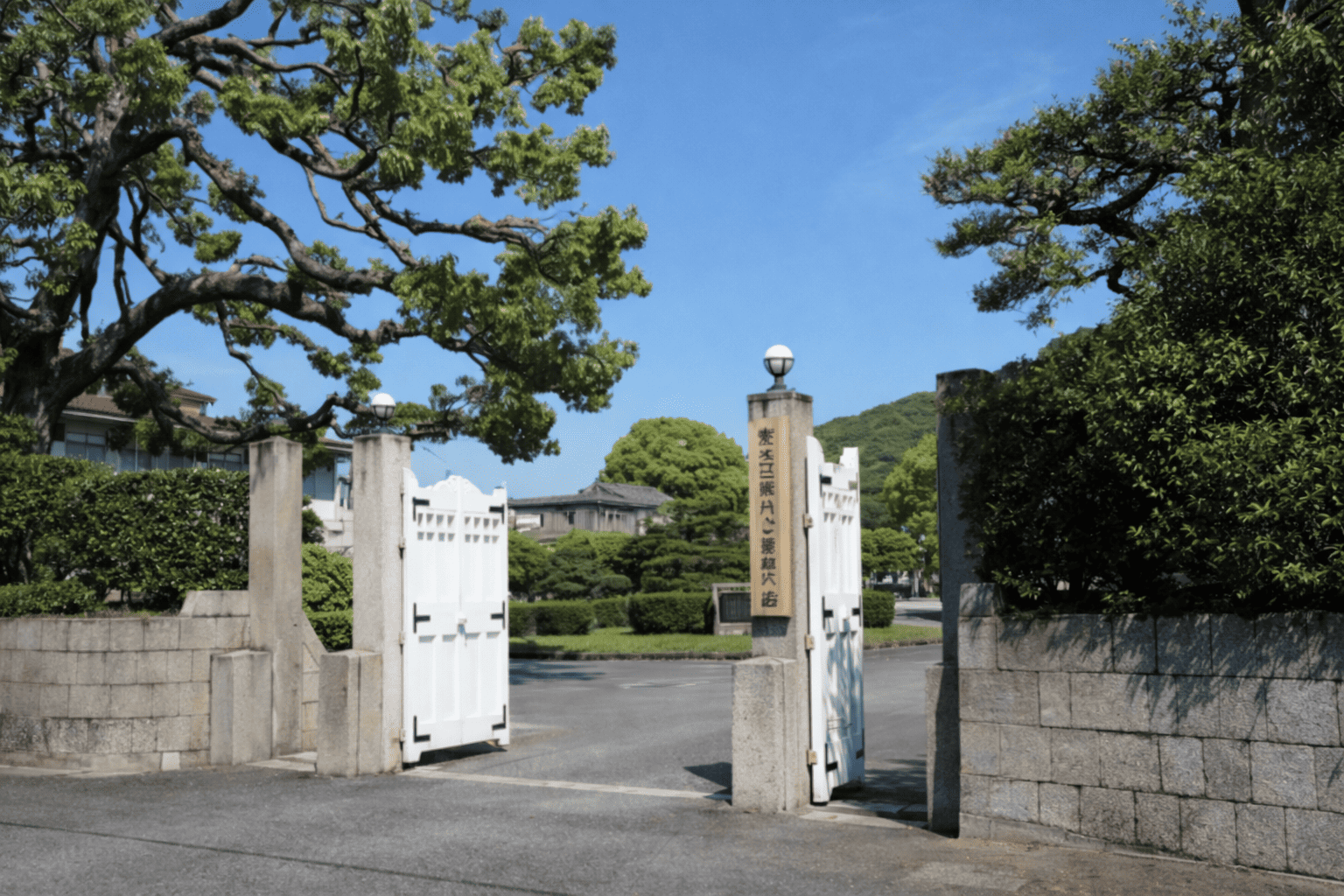 岡山朝日高校の校門。落ち着いた雰囲気の正門から校内を望む写真