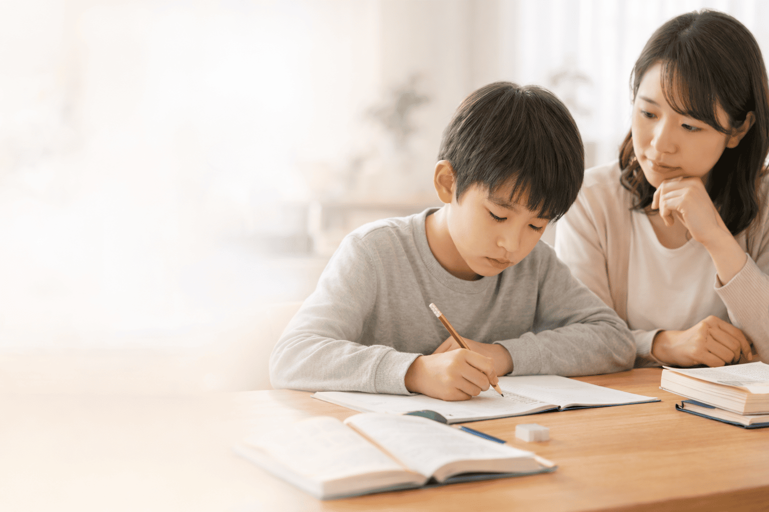 子どもが勉強しているのに伸びないのはなぜか悩んでいる親子